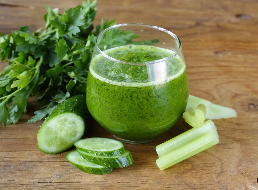 Các loại rau xanh như cải xoăn, bina và cần tây đều có thể cho thêm vào các loại nước ép ngọt. Ảnh: Pinterest.