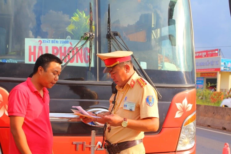 Trước đó, Bộ Công an đã triển khai áp dụng biển số mới (màu vàng, số đen đối với xe kinh doanh). 