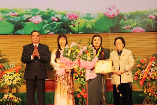 Đồng chí Lê Hồng Anh - Ủy viên Bộ Chính trị, Thường trực Ban Bí thư và Nguyên Phó Chủ tịch nước Nguyễn Thị Bình trao Giải thưởng Kovalevskaia cho 2 nhà khoa học nữ 