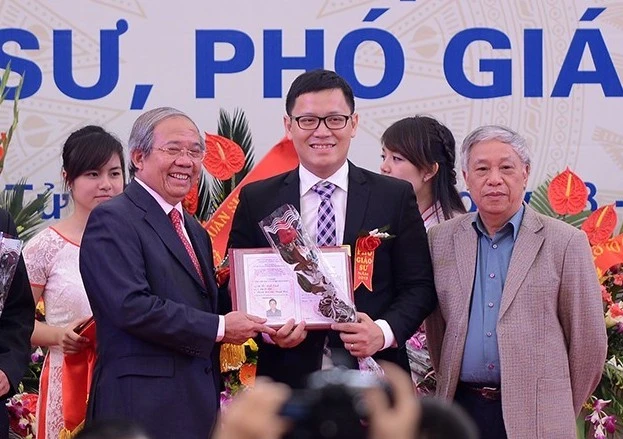 PGS.TS.Lê Anh Vinh - Phó trưởng Phòng Khoa học - Quan hệ quốc tế - Học viện Giáo dục, ĐH Quốc gia Hà Nội, một trong những gương mặt được đề cử, trong lễ trao chứng nhận chức danh GS, PGS năm 2013