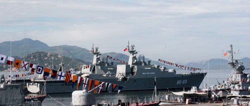 Trên Quân cảng Cam Ranh, ngay từ sáng sớm, các thủy thủ đã thức dậy để chuẩn bị cho một ngày làm việc. Các tàu chiến đều hướng mũi ra biển, sẵn sàng ra khơi thực hiện nhiệm vụ bảo vệ chủ quyền biển đảo thiêng liêng của Tổ quốc. Tàu Đinh Tiên Hoàng nhẹ nhàng rẽ sóng lướt ra khỏi vị trí neo đậu và hú ba hồi còi hùng tráng, chào đất liền đi thực hiện nhiệm vụ. Tàu Đinh Tiên Hoàng đè sóng, dẫn đầu đội hình biên đội hướng ra biển Đông. Sân đỗ trực thăng được bố trí ở mặt boong phía sau của Tàu Đinh Tiên Hoàng luôn sẵn sàng đón nhận các loại trực thăng săn ngầm: AK 28, AK 32, thủy phi cơ DHC-6 của Không quân Hải quân cùng phối hợp thực hiện nhiệm vụ bảo vệ chủ quyền biển đảo thiêng liêng của Tổ quốc. Chỉ huy và các trưởng ngành trên Tàu Đinh Tiên Hoàng nhận định tình hình, xác định các mục tiêu trên biển mà hệ thống ra-đa trên tàu phát hiện được. Các thủy thủ chăm chú quan sát, sử dụng thành thục hải đồ điện tử, điều khiển tàu đi đúng hành trình và đến đúng vị trí phối hợp huấn luyện. Chiến sĩ trực bên súng máy phòng không luôn tăng cường quan sát bầu trời, sẵn sàng chờ lệnh chỉ huy. Trong phòng điều hành máy tàu, chỉ huy ngành và các nhân viên chăm chú quan sát, nắm chắc tình trạng kỹ thuật của các máy tàu. Họ sẵn sàng xử lý các tình huống đột xuất có thể xảy ra. Một thủy thủ túc trực bên tiếng máy tàu ở hầm máy. Kết thúc huấn luyện trên biển, khi trở về cảng, các thủy thủ lại lau dọn thân tàu sạch bóng.