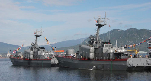 Trên Quân cảng Cam Ranh, ngay từ sáng sớm, các thủy thủ đã thức dậy để chuẩn bị cho một ngày làm việc. Các tàu chiến đều hướng mũi ra biển, sẵn sàng ra khơi thực hiện nhiệm vụ bảo vệ chủ quyền biển đảo thiêng liêng của Tổ quốc. Tàu Đinh Tiên Hoàng nhẹ nhàng rẽ sóng lướt ra khỏi vị trí neo đậu và hú ba hồi còi hùng tráng, chào đất liền đi thực hiện nhiệm vụ. Tàu Đinh Tiên Hoàng đè sóng, dẫn đầu đội hình biên đội hướng ra biển Đông. Sân đỗ trực thăng được bố trí ở mặt boong phía sau của Tàu Đinh Tiên Hoàng luôn sẵn sàng đón nhận các loại trực thăng săn ngầm: AK 28, AK 32, thủy phi cơ DHC-6 của Không quân Hải quân cùng phối hợp thực hiện nhiệm vụ bảo vệ chủ quyền biển đảo thiêng liêng của Tổ quốc. Chỉ huy và các trưởng ngành trên Tàu Đinh Tiên Hoàng nhận định tình hình, xác định các mục tiêu trên biển mà hệ thống ra-đa trên tàu phát hiện được. Các thủy thủ chăm chú quan sát, sử dụng thành thục hải đồ điện tử, điều khiển tàu đi đúng hành trình và đến đúng vị trí phối hợp huấn luyện. Chiến sĩ trực bên súng máy phòng không luôn tăng cường quan sát bầu trời, sẵn sàng chờ lệnh chỉ huy. Trong phòng điều hành máy tàu, chỉ huy ngành và các nhân viên chăm chú quan sát, nắm chắc tình trạng kỹ thuật của các máy tàu. Họ sẵn sàng xử lý các tình huống đột xuất có thể xảy ra. Một thủy thủ túc trực bên tiếng máy tàu ở hầm máy. Kết thúc huấn luyện trên biển, khi trở về cảng, các thủy thủ lại lau dọn thân tàu sạch bóng.