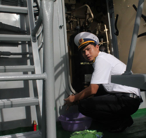 Trên Quân cảng Cam Ranh, ngay từ sáng sớm, các thủy thủ đã thức dậy để chuẩn bị cho một ngày làm việc. Các tàu chiến đều hướng mũi ra biển, sẵn sàng ra khơi thực hiện nhiệm vụ bảo vệ chủ quyền biển đảo thiêng liêng của Tổ quốc. Tàu Đinh Tiên Hoàng nhẹ nhàng rẽ sóng lướt ra khỏi vị trí neo đậu và hú ba hồi còi hùng tráng, chào đất liền đi thực hiện nhiệm vụ. Tàu Đinh Tiên Hoàng đè sóng, dẫn đầu đội hình biên đội hướng ra biển Đông. Sân đỗ trực thăng được bố trí ở mặt boong phía sau của Tàu Đinh Tiên Hoàng luôn sẵn sàng đón nhận các loại trực thăng săn ngầm: AK 28, AK 32, thủy phi cơ DHC-6 của Không quân Hải quân cùng phối hợp thực hiện nhiệm vụ bảo vệ chủ quyền biển đảo thiêng liêng của Tổ quốc. Chỉ huy và các trưởng ngành trên Tàu Đinh Tiên Hoàng nhận định tình hình, xác định các mục tiêu trên biển mà hệ thống ra-đa trên tàu phát hiện được. Các thủy thủ chăm chú quan sát, sử dụng thành thục hải đồ điện tử, điều khiển tàu đi đúng hành trình và đến đúng vị trí phối hợp huấn luyện. Chiến sĩ trực bên súng máy phòng không luôn tăng cường quan sát bầu trời, sẵn sàng chờ lệnh chỉ huy. Trong phòng điều hành máy tàu, chỉ huy ngành và các nhân viên chăm chú quan sát, nắm chắc tình trạng kỹ thuật của các máy tàu. Họ sẵn sàng xử lý các tình huống đột xuất có thể xảy ra. Một thủy thủ túc trực bên tiếng máy tàu ở hầm máy. Kết thúc huấn luyện trên biển, khi trở về cảng, các thủy thủ lại lau dọn thân tàu sạch bóng.