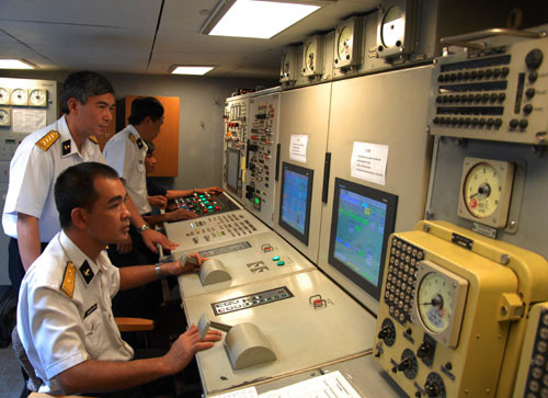 Trên Quân cảng Cam Ranh, ngay từ sáng sớm, các thủy thủ đã thức dậy để chuẩn bị cho một ngày làm việc. Các tàu chiến đều hướng mũi ra biển, sẵn sàng ra khơi thực hiện nhiệm vụ bảo vệ chủ quyền biển đảo thiêng liêng của Tổ quốc. Tàu Đinh Tiên Hoàng nhẹ nhàng rẽ sóng lướt ra khỏi vị trí neo đậu và hú ba hồi còi hùng tráng, chào đất liền đi thực hiện nhiệm vụ. Tàu Đinh Tiên Hoàng đè sóng, dẫn đầu đội hình biên đội hướng ra biển Đông. Sân đỗ trực thăng được bố trí ở mặt boong phía sau của Tàu Đinh Tiên Hoàng luôn sẵn sàng đón nhận các loại trực thăng săn ngầm: AK 28, AK 32, thủy phi cơ DHC-6 của Không quân Hải quân cùng phối hợp thực hiện nhiệm vụ bảo vệ chủ quyền biển đảo thiêng liêng của Tổ quốc. Chỉ huy và các trưởng ngành trên Tàu Đinh Tiên Hoàng nhận định tình hình, xác định các mục tiêu trên biển mà hệ thống ra-đa trên tàu phát hiện được. Các thủy thủ chăm chú quan sát, sử dụng thành thục hải đồ điện tử, điều khiển tàu đi đúng hành trình và đến đúng vị trí phối hợp huấn luyện. Chiến sĩ trực bên súng máy phòng không luôn tăng cường quan sát bầu trời, sẵn sàng chờ lệnh chỉ huy. Trong phòng điều hành máy tàu, chỉ huy ngành và các nhân viên chăm chú quan sát, nắm chắc tình trạng kỹ thuật của các máy tàu. Họ sẵn sàng xử lý các tình huống đột xuất có thể xảy ra. Một thủy thủ túc trực bên tiếng máy tàu ở hầm máy. Kết thúc huấn luyện trên biển, khi trở về cảng, các thủy thủ lại lau dọn thân tàu sạch bóng.