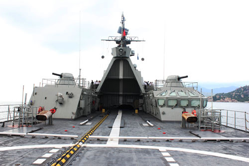 Trên Quân cảng Cam Ranh, ngay từ sáng sớm, các thủy thủ đã thức dậy để chuẩn bị cho một ngày làm việc. Các tàu chiến đều hướng mũi ra biển, sẵn sàng ra khơi thực hiện nhiệm vụ bảo vệ chủ quyền biển đảo thiêng liêng của Tổ quốc. Tàu Đinh Tiên Hoàng nhẹ nhàng rẽ sóng lướt ra khỏi vị trí neo đậu và hú ba hồi còi hùng tráng, chào đất liền đi thực hiện nhiệm vụ. Tàu Đinh Tiên Hoàng đè sóng, dẫn đầu đội hình biên đội hướng ra biển Đông. Sân đỗ trực thăng được bố trí ở mặt boong phía sau của Tàu Đinh Tiên Hoàng luôn sẵn sàng đón nhận các loại trực thăng săn ngầm: AK 28, AK 32, thủy phi cơ DHC-6 của Không quân Hải quân cùng phối hợp thực hiện nhiệm vụ bảo vệ chủ quyền biển đảo thiêng liêng của Tổ quốc. Chỉ huy và các trưởng ngành trên Tàu Đinh Tiên Hoàng nhận định tình hình, xác định các mục tiêu trên biển mà hệ thống ra-đa trên tàu phát hiện được. Các thủy thủ chăm chú quan sát, sử dụng thành thục hải đồ điện tử, điều khiển tàu đi đúng hành trình và đến đúng vị trí phối hợp huấn luyện. Chiến sĩ trực bên súng máy phòng không luôn tăng cường quan sát bầu trời, sẵn sàng chờ lệnh chỉ huy. Trong phòng điều hành máy tàu, chỉ huy ngành và các nhân viên chăm chú quan sát, nắm chắc tình trạng kỹ thuật của các máy tàu. Họ sẵn sàng xử lý các tình huống đột xuất có thể xảy ra. Một thủy thủ túc trực bên tiếng máy tàu ở hầm máy. Kết thúc huấn luyện trên biển, khi trở về cảng, các thủy thủ lại lau dọn thân tàu sạch bóng.