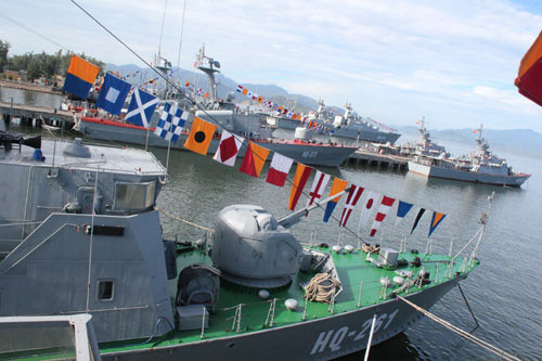 Trên Quân cảng Cam Ranh, ngay từ sáng sớm, các thủy thủ đã thức dậy để chuẩn bị cho một ngày làm việc. Các tàu chiến đều hướng mũi ra biển, sẵn sàng ra khơi thực hiện nhiệm vụ bảo vệ chủ quyền biển đảo thiêng liêng của Tổ quốc. Tàu Đinh Tiên Hoàng nhẹ nhàng rẽ sóng lướt ra khỏi vị trí neo đậu và hú ba hồi còi hùng tráng, chào đất liền đi thực hiện nhiệm vụ. Tàu Đinh Tiên Hoàng đè sóng, dẫn đầu đội hình biên đội hướng ra biển Đông. Sân đỗ trực thăng được bố trí ở mặt boong phía sau của Tàu Đinh Tiên Hoàng luôn sẵn sàng đón nhận các loại trực thăng săn ngầm: AK 28, AK 32, thủy phi cơ DHC-6 của Không quân Hải quân cùng phối hợp thực hiện nhiệm vụ bảo vệ chủ quyền biển đảo thiêng liêng của Tổ quốc. Chỉ huy và các trưởng ngành trên Tàu Đinh Tiên Hoàng nhận định tình hình, xác định các mục tiêu trên biển mà hệ thống ra-đa trên tàu phát hiện được. Các thủy thủ chăm chú quan sát, sử dụng thành thục hải đồ điện tử, điều khiển tàu đi đúng hành trình và đến đúng vị trí phối hợp huấn luyện. Chiến sĩ trực bên súng máy phòng không luôn tăng cường quan sát bầu trời, sẵn sàng chờ lệnh chỉ huy. Trong phòng điều hành máy tàu, chỉ huy ngành và các nhân viên chăm chú quan sát, nắm chắc tình trạng kỹ thuật của các máy tàu. Họ sẵn sàng xử lý các tình huống đột xuất có thể xảy ra. Một thủy thủ túc trực bên tiếng máy tàu ở hầm máy. Kết thúc huấn luyện trên biển, khi trở về cảng, các thủy thủ lại lau dọn thân tàu sạch bóng.