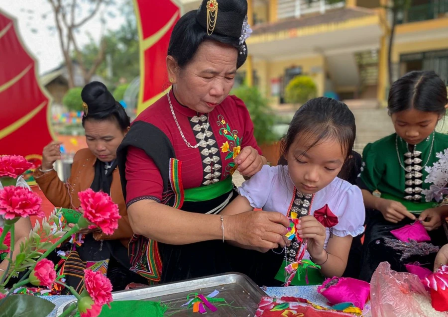 Phụ huynh và học sinh Trường Tiểu học Quài Tở tham gia trải nghiệm làm quả còn.