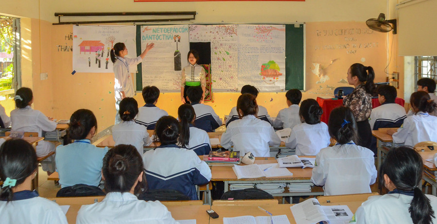 Cô trò lớp 10C, Trường PTDTNT THPT huyện Điện Biên trong giờ học về “Nét đẹp áo cóm dân tộc Thái”.