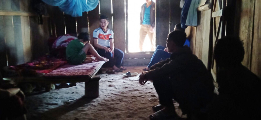 Giáo viên Trường Phổ thông DTBT THCS Hữu Kiệm đến nhà vận động học sinh đến trường tại xã Hữu Lập.