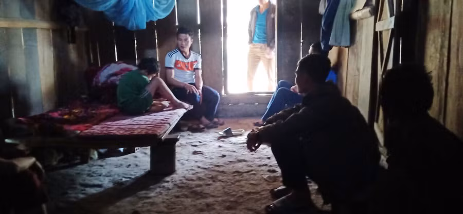 Giáo viên Trường Phổ thông DTBT THCS Hữu Kiệm đến nhà vận động học sinh đến trường tại xã Hữu Lập.