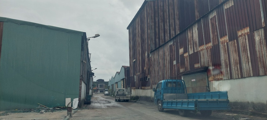 Đã quá thời hạn thuê đất 5 năm nhưng lô đất với diện tích gần 20.000m2 được doanh nghiệp chia lô để cho thuê mặt bằng và chưa bàn giao lại cho thành phố. Đã quá thời hạn thuê đất 5 năm nhưng lô đất với diện tích gần 20.000m2 được doanh nghiệp chia lô để cho thuê mặt bằng và chưa bàn giao lại cho thành phố.