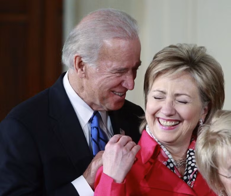 Phó Tổng thống Joe Biden và Ngoại trưởng Hillary Clinton trong lễ ký dự luật phân biệt giới tính Lilly Ledbetter tại Phòng Đông của Nhà Trắng ở Washington, ngày 29 tháng 1 năm 2009. REUTERS/Jason Reed.