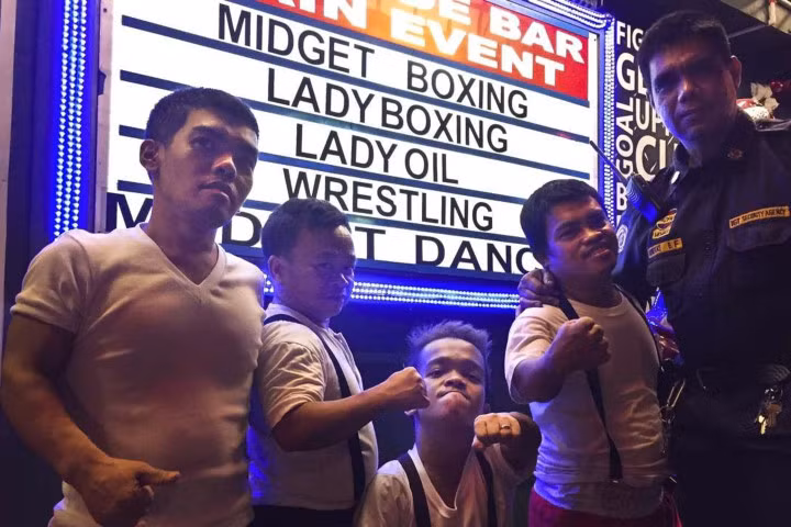 Cuộc sống chật vật của những võ sĩ lùn ở quán bar Philippines