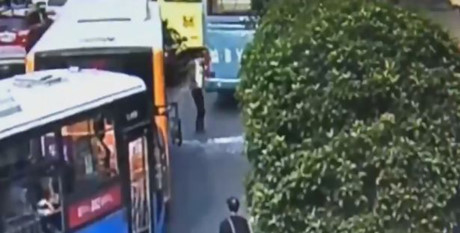 Cha phá cửa xe buýt nhảy xuống giữa đường để thăm con trai nằm viện - Ảnh 1 Cha pha cua xe buyt nhay xuong giua duong de tham con trai nam vien - Anh 1