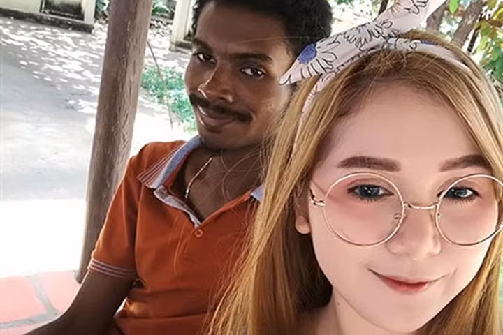 Cặp đôi đũa lệch 'phấn trắng - bảng đen' hạnh phúc viên mãn