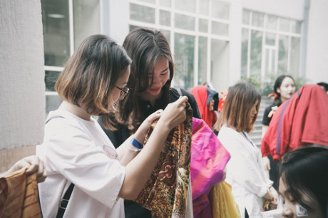 Nữ sinh trường Luật xinh đẹp trong lễ hội ASEAN - Ảnh 8 Nu sinh truong Luat xinh dep trong le hoi ASEAN - Anh 8