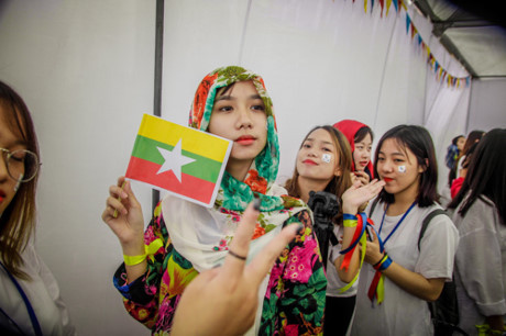 Nữ sinh trường Luật xinh đẹp trong lễ hội ASEAN - Ảnh 7 Nu sinh truong Luat xinh dep trong le hoi ASEAN - Anh 7