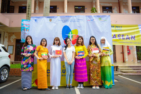 Nữ sinh trường Luật xinh đẹp trong lễ hội ASEAN - Ảnh 1 Nu sinh truong Luat xinh dep trong le hoi ASEAN - Anh 1