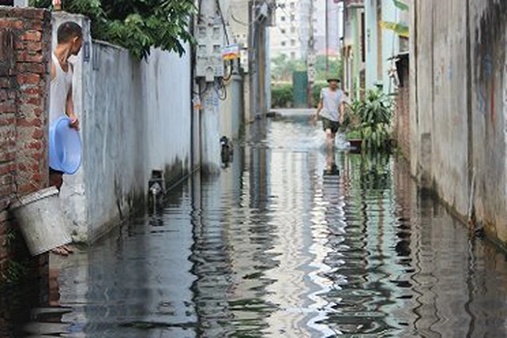 Dân Thủ đô bì bõm lội nước đen ngòm hôi thối đến công sở