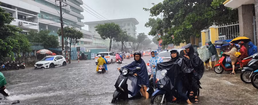Trước cổng Trường THCS Nguyễn Huệ (quận Hải Châu, TP Đà Nẵng) thường xuyên bị ngập úng khi có mưa lớn kéo dài. 