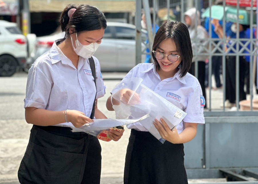 Thí sinh thoải mái tại điểm thi Trường THPT Nguyễn Trãi (TP Thuận An, Bình Dương). Ảnh: Cẩm Anh Thí sinh thoải mái tại điểm thi Trường THPT Nguyễn Trãi (TP Thuận An, Bình Dương). Ảnh: Cẩm Anh