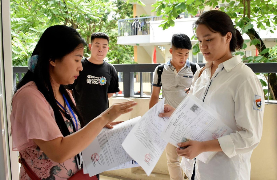 Giám thị gọi thí sinh vào phòng thi tại điểm thi Trường THCS Lĩnh Nam, quận Hoàng Mai, Hà Nội. Ảnh: Lê Cường Giám thị gọi thí sinh vào phòng thi tại điểm thi Trường THCS Lĩnh Nam, quận Hoàng Mai, Hà Nội. Ảnh: Lê Cường