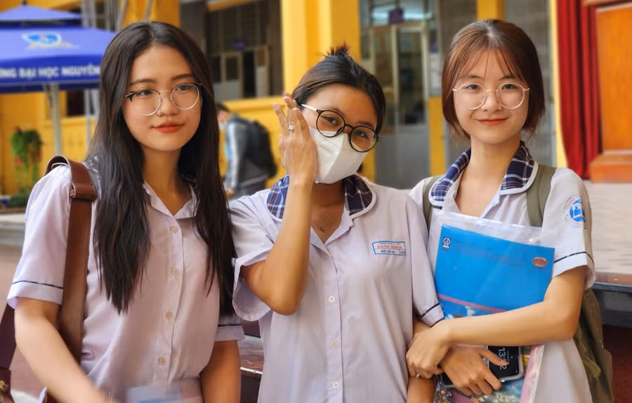 Thí sinh TPHCM làm thủ tục dự thi tốt nghiệp THPT chiều 26/6. Ảnh: Lâm Ngọc