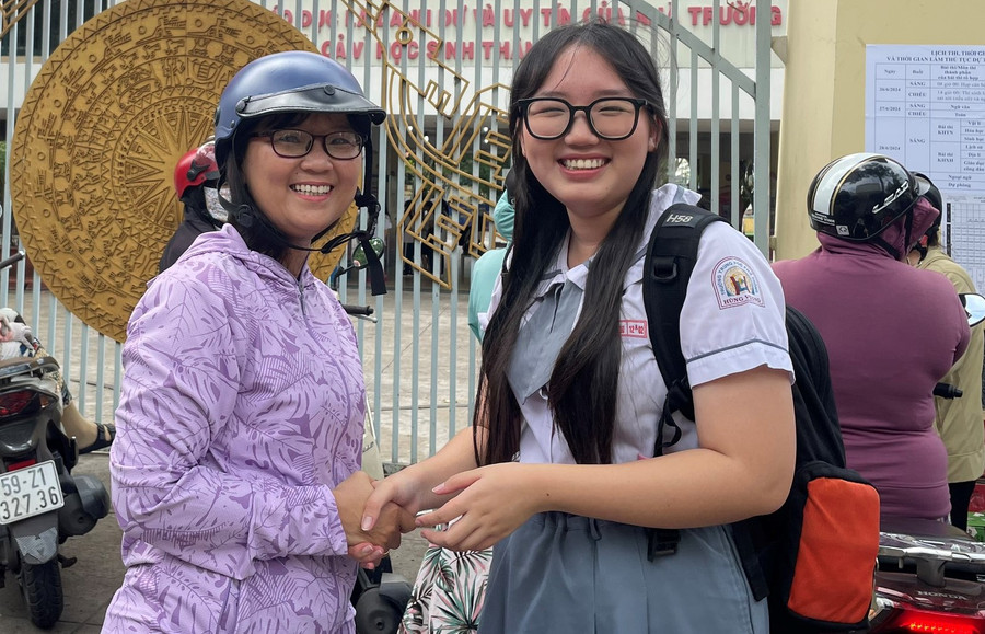 Chị Đặng Thùy Khánh Vân và con gái trong buổi làm thủ tục dự thi tốt nghiệp THPT tại điểm thi Trường THPT Hùng Vương (Quận 5, TPHCM). Ảnh: Minh Anh Chị Đặng Thùy Khánh Vân và con gái trong buổi làm thủ tục dự thi tốt nghiệp THPT tại điểm thi Trường THPT Hùng Vương (Quận 5, TPHCM). Ảnh: Minh Anh