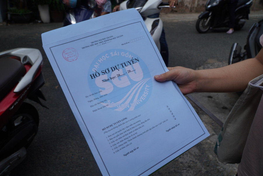 Hồ sơ dự tuyển lớp 1 của Trường Tiểu học Thực hành Đại học Sài Gòn. Ảnh: Phúc Chân Hồ sơ dự tuyển lớp 1 của Trường Tiểu học Thực hành Đại học Sài Gòn. Ảnh: Phúc Chân