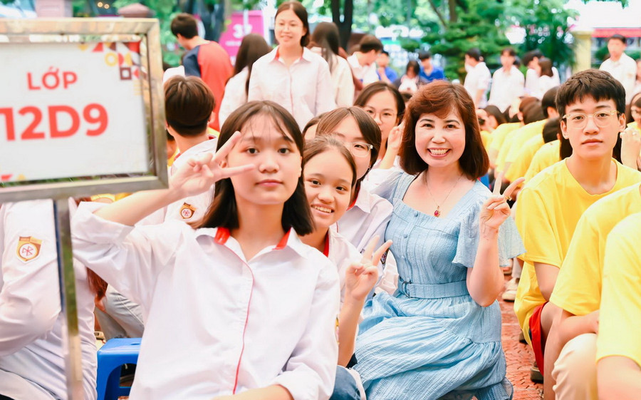 Cô trò Trường THCS&amp;THPT Nguyễn Bỉnh Khiêm (quận Cầu Giấy, Hà Nội). Ảnh: Vân Anh