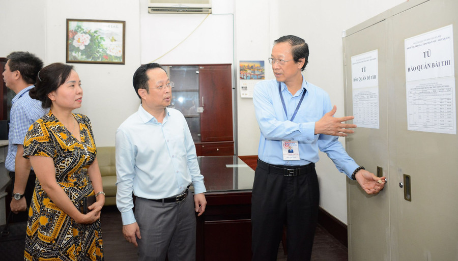 Thứ trưởng Bộ GD&ĐT Phạm Ngọc Thưởng kiểm tra tủ đựng đề thi, bài thi tại một điểm thi tốt nghiệp THPT, Hội đồng thi Sở GD&ĐT Hà Nội. Thứ trưởng Bộ GD&ĐT Phạm Ngọc Thưởng kiểm tra tủ đựng đề thi, bài thi tại một điểm thi tốt nghiệp THPT, Hội đồng thi Sở GD&ĐT Hà Nội.