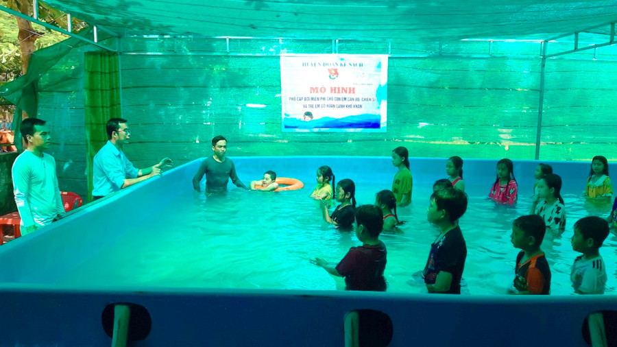 Một buổi dạy bơi miễn phí của thầy Tính. Một buổi dạy bơi miễn phí của thầy Tính.