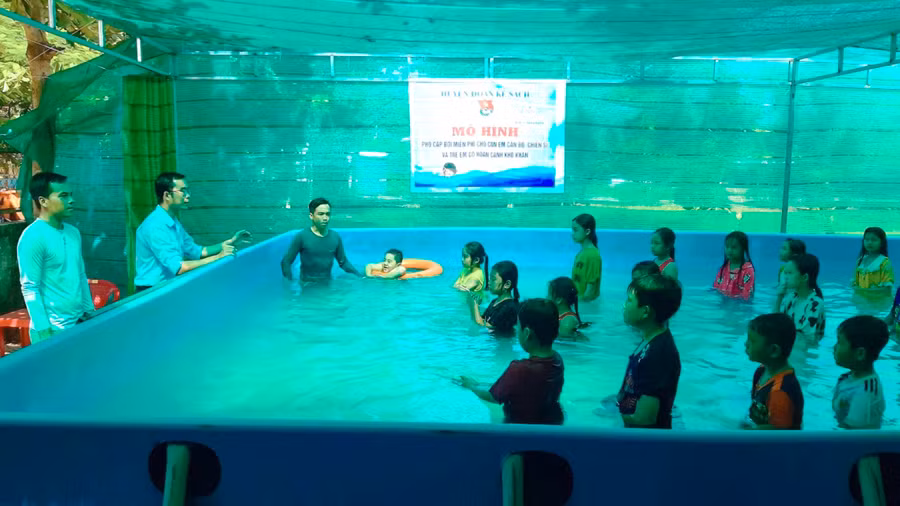 Một buổi dạy bơi miễn phí của thầy Tính.