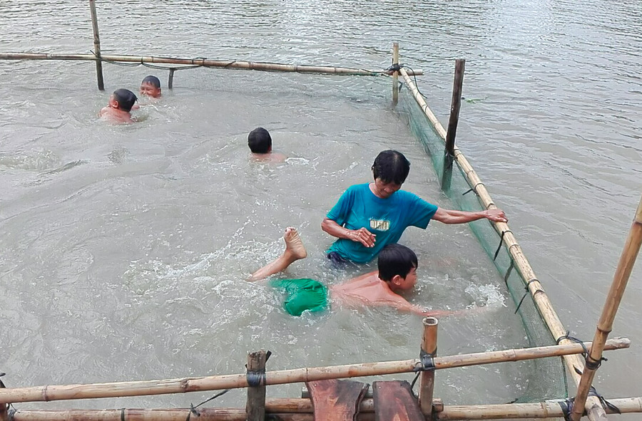 Lớp dạy bơi miễn phí của bà Thia. Ảnh: Hồng Nhung Lớp dạy bơi miễn phí của bà Thia. Ảnh: Hồng Nhung