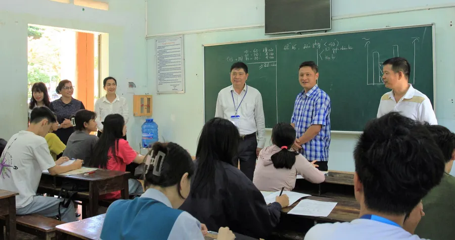 Đại diện Sở GD&ĐT Đắk Lắk kiểm tra công tác chuẩn bị tại điểm thi Trường THPT Lê Quý Đôn. Ảnh: Thành Tâm