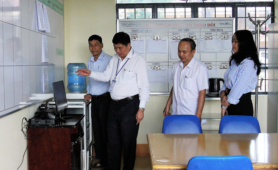 Ban Chỉ đạo thi tỉnh Đắk Lắk kiểm tra khu vực bảo quản đề thi tại 1 điểm thi ở TP Buôn Ma Thuột. Ảnh: Thành Tâm