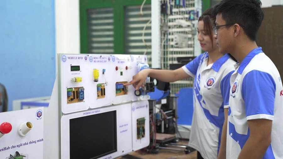 Giờ học thực hành của sinh viên Trường ĐH Sư phạm Kỹ thuật, ĐH Đà Nẵng. Giờ học thực hành của sinh viên Trường ĐH Sư phạm Kỹ thuật, ĐH Đà Nẵng.