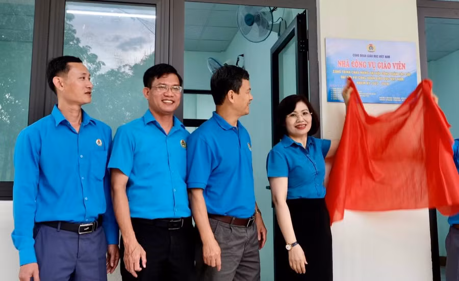 Công đoàn Giáo dục Việt Nam tổ chức khánh thành công trình nhà công vụ giáo viên Trường Tiểu học & THCS bán trú Đăk Na, huyện Tu Mơ Rông, Kon Tum. Ảnh: CĐGDVN cung cấp