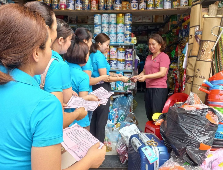 Giáo viên Trường Mầm non Thị trấn Mường Xén (Kỳ sơn, Nghệ An) được mua hàng giảm giá từ sự hỗ trợ của Công đoàn nhà trường.