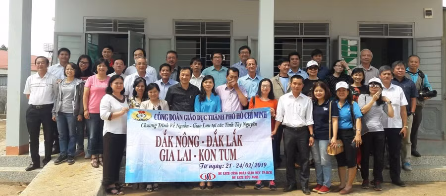 Công đoàn ngành Giáo dục TPHCM bàn giao nhà công vụ cho Công đoàn ngành Giáo dục tỉnh Đắk Nông. Ảnh: Đăng Đại.