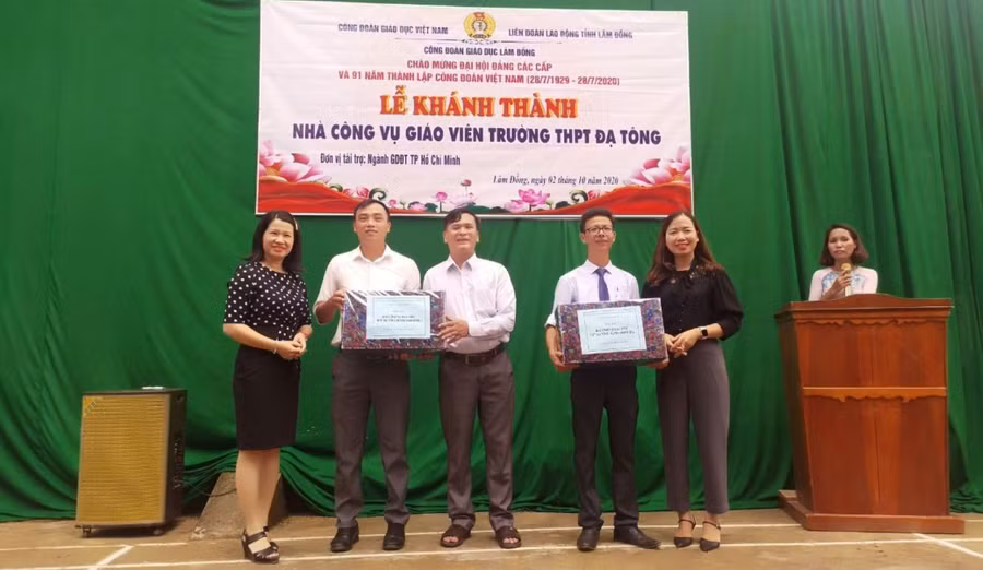 Công đoàn ngành Giáo dục TPHCM trao quà tặng đến các thầy, cô giáo tại nhà công vụ Trường THPT Đạ Tông (Lâm Đồng). Ảnh: Đăng Đại