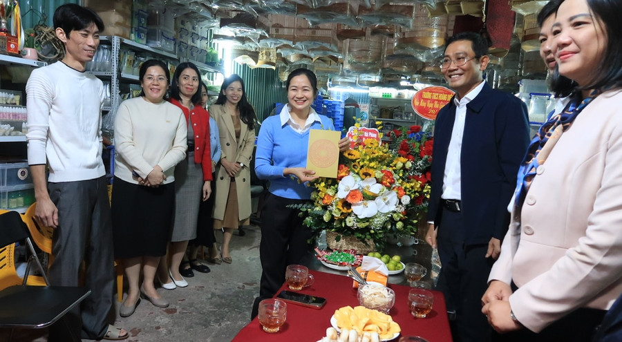 Lãnh đạo Sở GD&ĐT, Công đoàn ngành thăm hỏi, động viên nhà giáo Đặng Thị Minh Hảo, Trường THCS Hoàng Diệu, quận Lê Chân (Hải Phòng). Ảnh: Nguyễn Dịu Lãnh đạo Sở GD&ĐT, Công đoàn ngành thăm hỏi, động viên nhà giáo Đặng Thị Minh Hảo, Trường THCS Hoàng Diệu, quận Lê Chân (Hải Phòng). Ảnh: Nguyễn Dịu