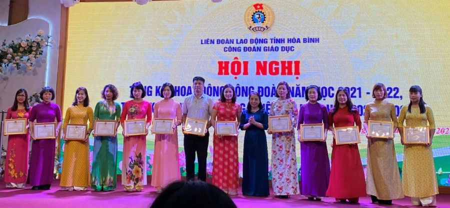Bà Đinh Thị Hường - Phó Giám đốc Sở GD&ĐT Hoà Bình tặng Giấy khen cho các công đoàn cơ sở có thành tích xuất sắc. Ảnh: Hà Hoàng Bà Đinh Thị Hường - Phó Giám đốc Sở GD&ĐT Hoà Bình tặng Giấy khen cho các công đoàn cơ sở có thành tích xuất sắc. Ảnh: Hà Hoàng