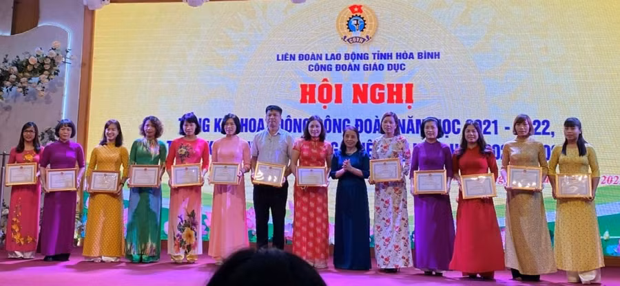 Bà Đinh Thị Hường - Phó Giám đốc Sở GD&amp;ĐT Hoà Bình tặng Giấy khen cho các công đoàn cơ sở có thành tích xuất sắc. Ảnh: Hà Hoàng