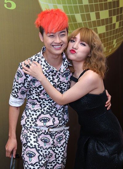 Nhật Thủy nhí nhảnh tạo dáng bên Thanh Duy Idol trong buổi họp báo giới thiệu chương trình Gương mặt thân quen 2015. Nhật Thủy nói về tin đồn mua bình chọn ở Gương mặt thân quen
