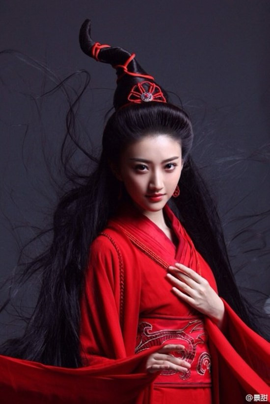 Ban Thục truyền kỳ là một trong những dự án phim truyền hình cổ trang được mong chờ trong năm 2015. Trong phim, Cảnh Điềm vào vai Ban Thục - một cô gái xuất thân từ gia đình danh giá. 3 tạo hình vạn người mê của