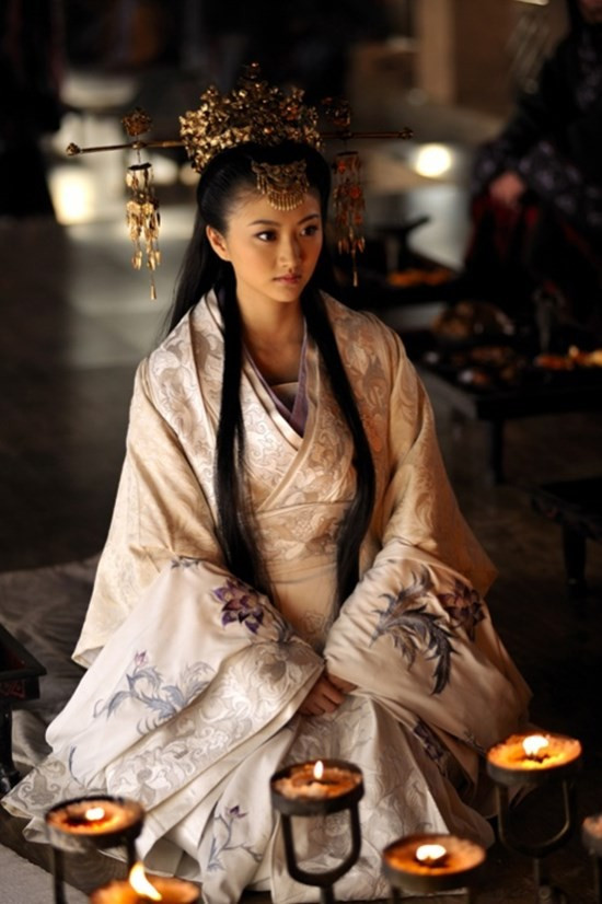 Tạo hình nhân vật Y La của Cảnh Điềm rất lộng lẫy và được đánh giá là một trong những tạo hình cổ trang đẹp nhất trên màn ảnh Hoa ngữ. 3 tạo hình vạn người mê của