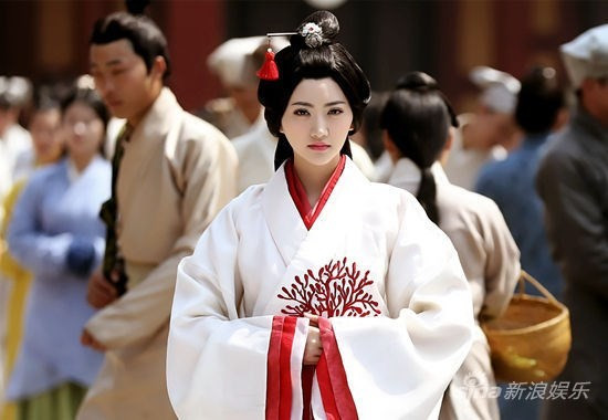 Ban Thục là người có tài và dùng năng lực của chính mình để đạt được thành công trong bối cảnh xã hội "trọng nam khinh nữ". 3 tạo hình vạn người mê của