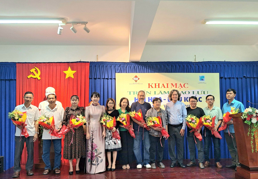 Tặng hoa cảm ơn các tác giả TPHCM và An Giang có tác phẩm tham gia triển lãm.