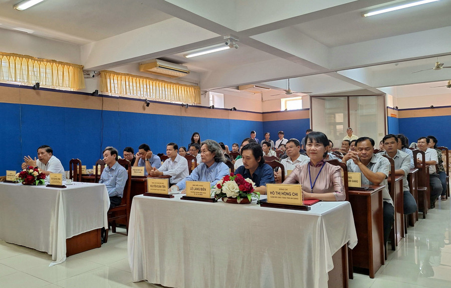 Đại biểu và các họa sỹ tham dự khai mạc triển lãm.